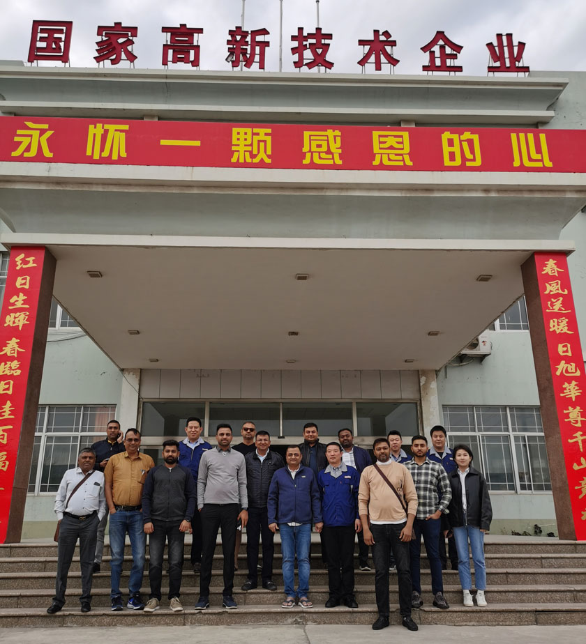与客户合影