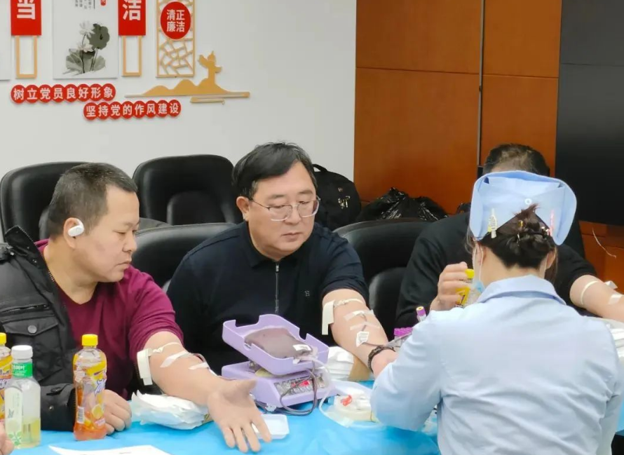热血传递爱心 真情温暖冰城——水务集团组织开展无偿献血活动